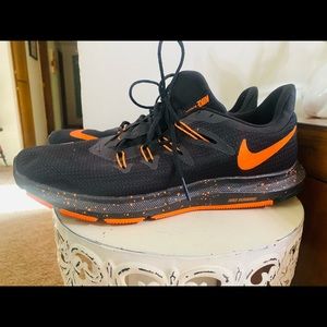 Nike black and orange running shoes worn once sz10